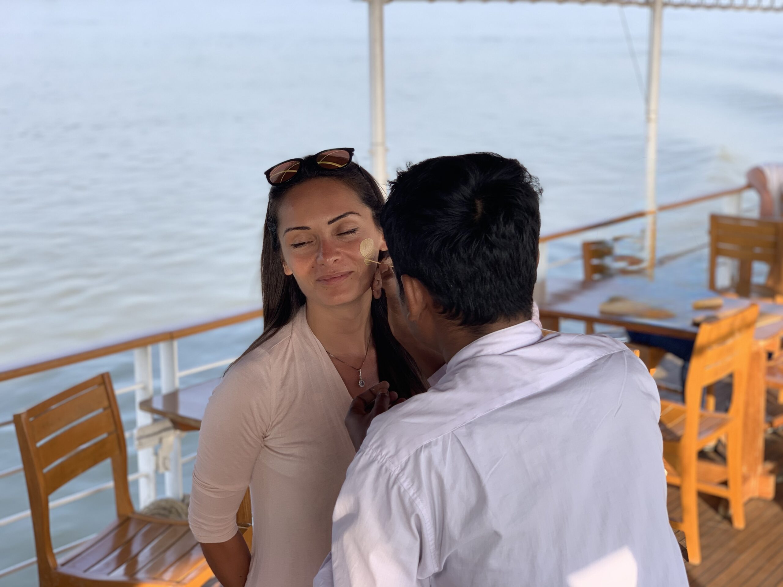 Dr. Ann Tsanava mit traditioneller Thanaka-Paste im Gesicht bei einer Reise durch Myanmar